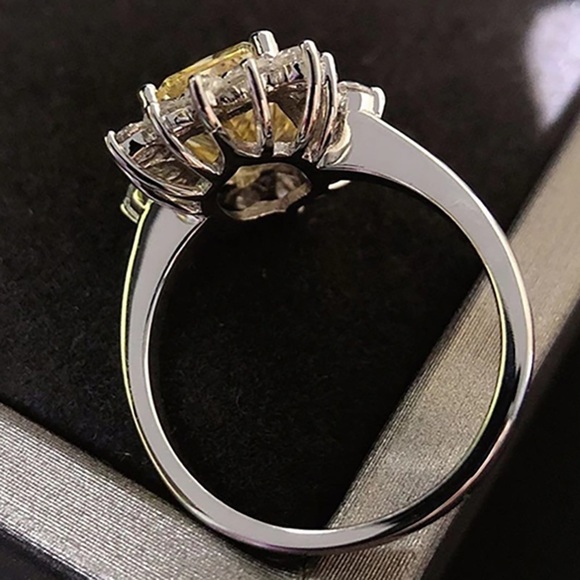 New Flower Shape 925 Silver Beautiful Zircon Ring - Picture 3 of 6